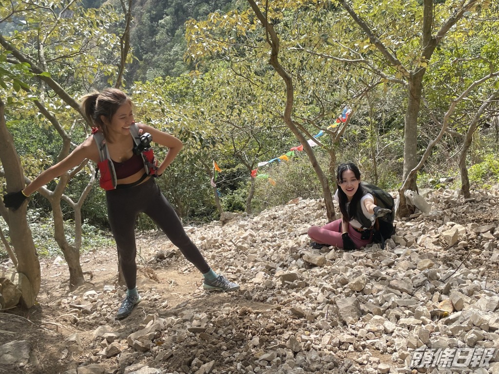 Giann（右）跟Kanya挑戰「虎吼石河」，期間不禁大叫「好驚！」